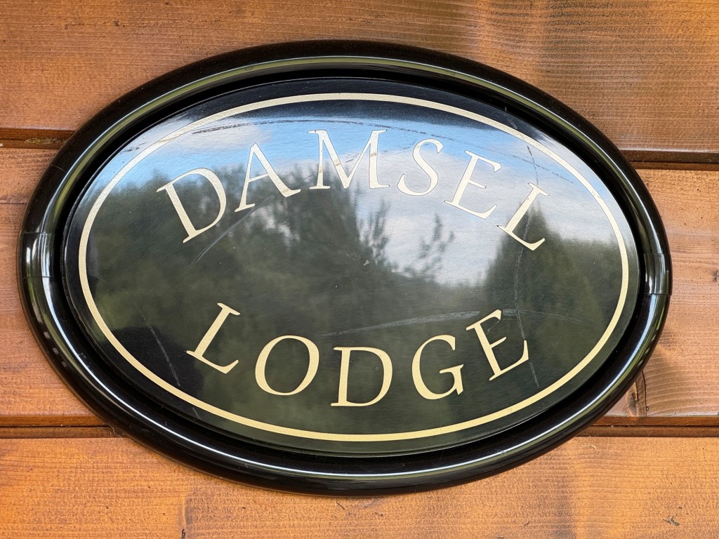 Lot: 71 - FREEHOLD TEN ACRE SITE WITH LAKES AND LODGES - Damsel Lodge sign